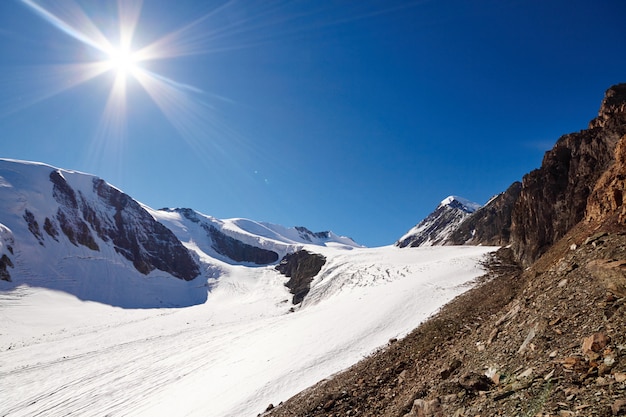 Viaje pelas montanhas de Altai até Aktru. Caminhadas para picos nevados das montanhas Altai. Sobrevivência