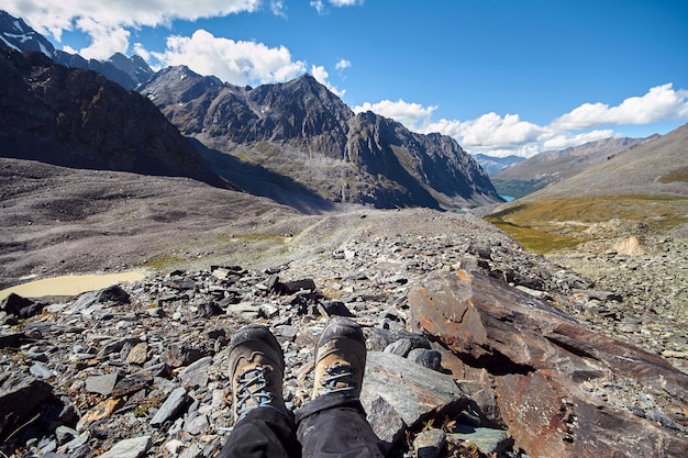 Viaje a pie por los valles de las montañas. La belleza de la vida salvaje. Altai