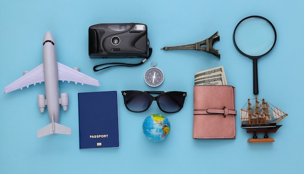 Viaje plano laical. Accesorios de viaje sobre fondo azul. Estilo minimalista. Vista superior