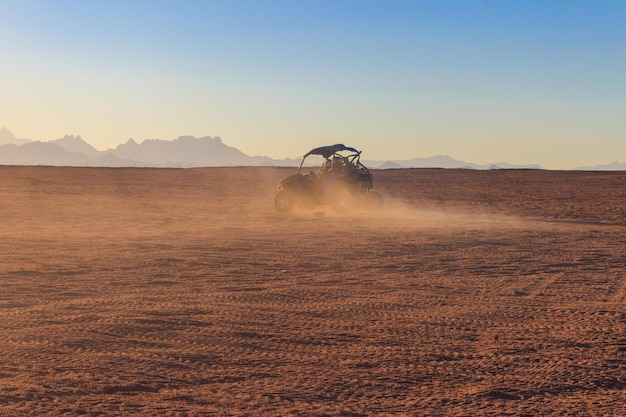 Viaje de safari por el desierto egipcio conduciendo coches buggy