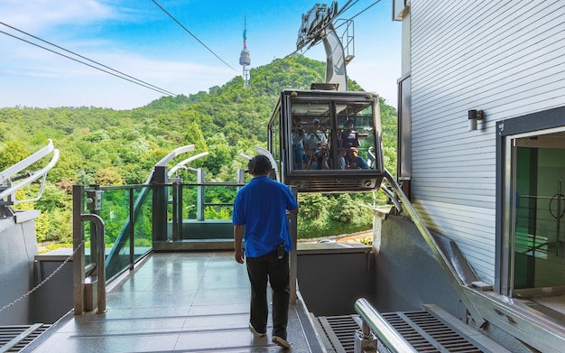 Foto el viaje en teleférico a la torre nseoul ofrece una impresionante vista de la ciudad, lo que la convierte en un lugar turístico popular en seúl.