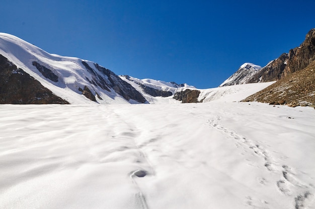 Viaje a través de las montañas de Altai a Aktru.