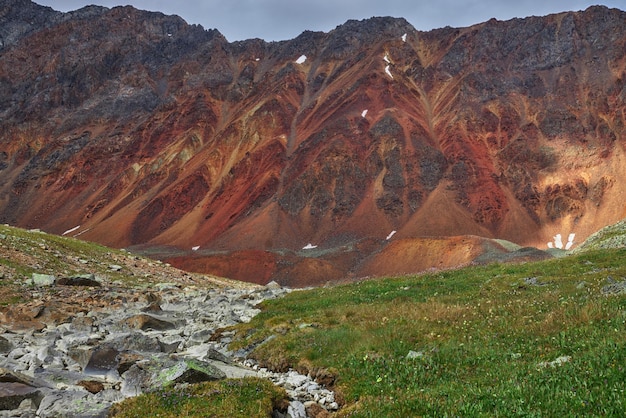 Viaje a través del valle de las montañas de Altai Picos de las montañas ríos lagos y glaciares Frontera de Rusia y Mongolia paisaje increíble