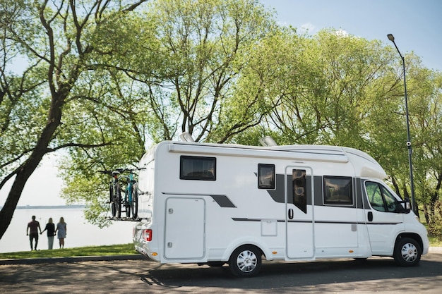 Foto un viaje de vacaciones en autocaravana un descanso en una furgoneta