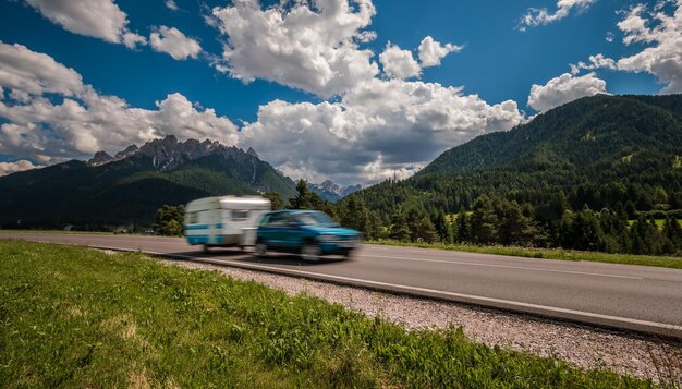 Viaje de vacaciones en familia, viaje de vacaciones en autocaravana, autocaravana, vacaciones. Hermosa naturaleza Italia paisaje natural Alpes. Advertencia: disparo auténtico hay un desenfoque de movimiento.