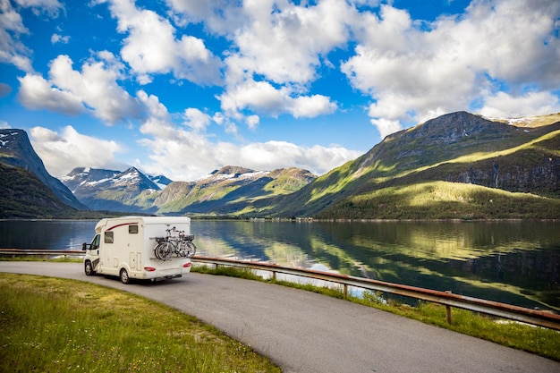 Viaje de vacaciones familiares RV, viaje de vacaciones en autocaravana, vacaciones en coche de caravana. Hermoso paisaje natural de Nature Norway.