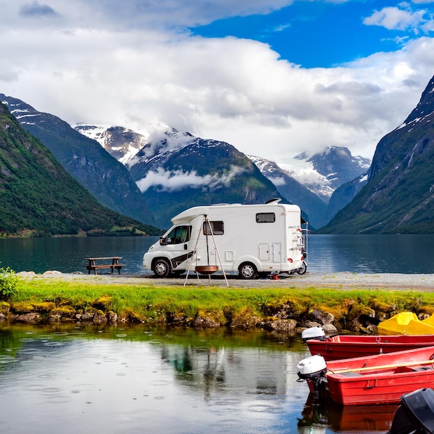 Viaje de vacaciones familiares RV, viaje de vacaciones en autocaravana, vacaciones en coche de caravana. Hermoso paisaje natural de Nature Norway.