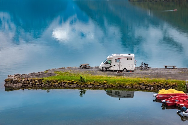 Viaje de vacaciones familiares RV, viaje de vacaciones en autocaravana, vacaciones en coche de caravana. Hermoso paisaje natural de Nature Norway.