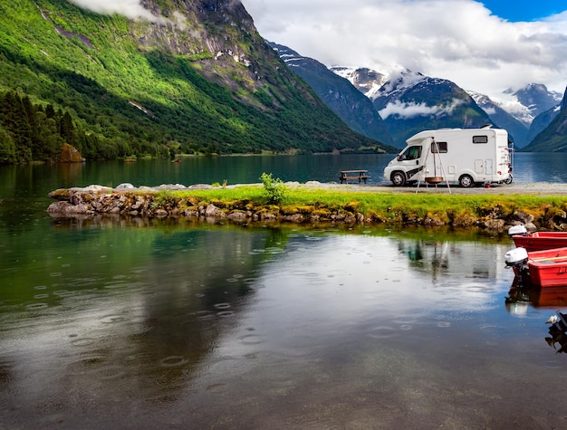 Viaje de vacaciones familiares RV, viaje de vacaciones en autocaravana, vacaciones en coche de caravana. Hermoso paisaje natural de Nature Norway.