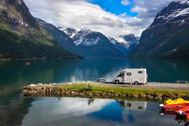 Viaje de vacaciones familiares RV, viaje de vacaciones en autocaravana, vacaciones en coche de caravana. Hermoso paisaje natural de Nature Norway.