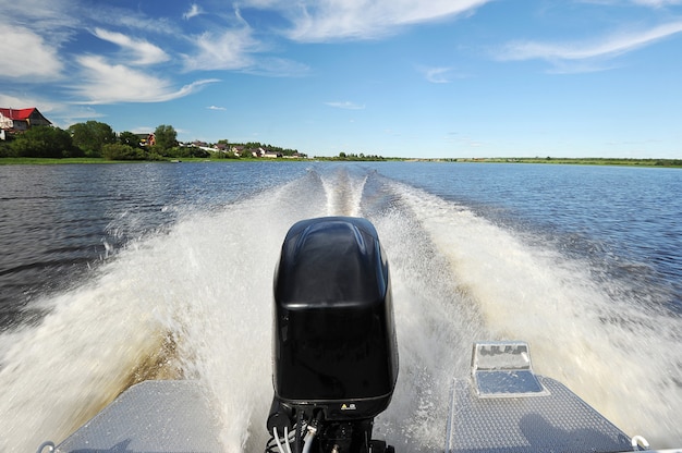 Viaje de velocidad en forma de espuma: el sendero desde el bote a motor en el río