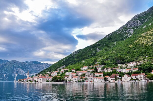 Viaje de verano. Montenegro, vista de la bahía de Kotor y la antigua ciudad de Perast con el campanario de la iglesia de San Nicolás Montenegro, Europa. La bahía de Kotor es un sitio del patrimonio mundial de la UNESCO