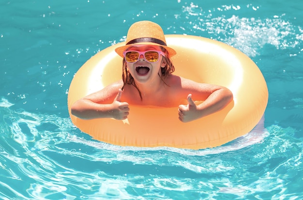 Viaje de verano Niño en piscina con anillo inflable Niños nadando en piscina de agua en vacaciones de verano Nadar para niño en flotador Playa mar y agua diversión