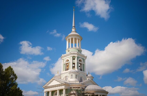 Foto viaje de verano a rusia ciudad de torzhok novotorzhsky monasterio borisoglebsky monumento arquitectónico en la orilla alta del río tvertsa uno de los monasterios ortodoxos rusos más antiguos