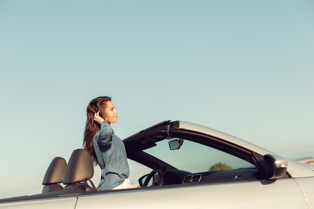 Viajera feliz mujer en coche cabrio