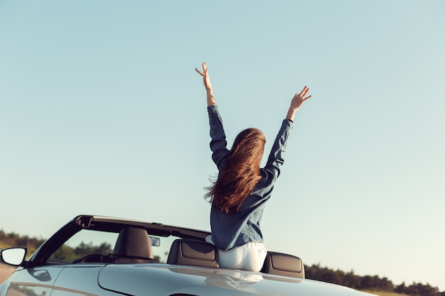 Viajera feliz mujer en coche cabrio