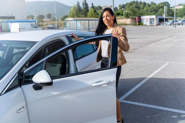 Viajera de negocios Mujer de negocios Alquiler de automóviles de lujo para la comodidad