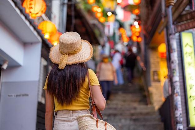 Viajera visita a Jiufen en la ciudad de Nueva Taipei de Taiwán