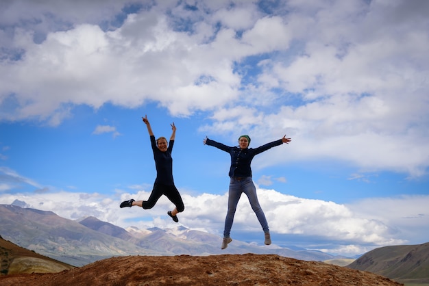 Viajeras saltando en las montañas