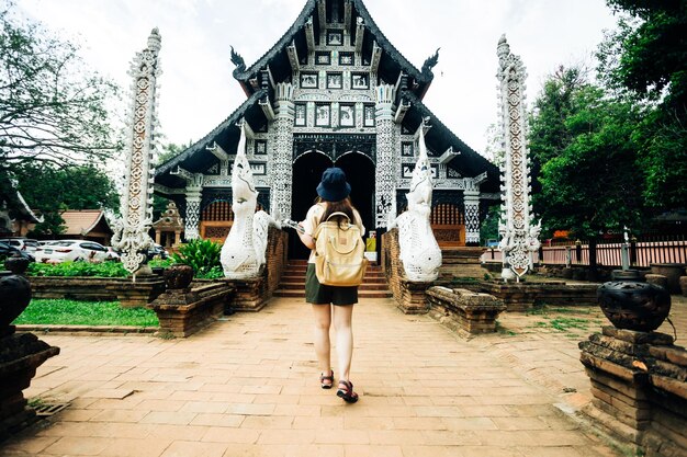 Viajero asiático toma una foto en la pagoda del templo wat lok moli en la ciudad de Chiang mai, Tailandia