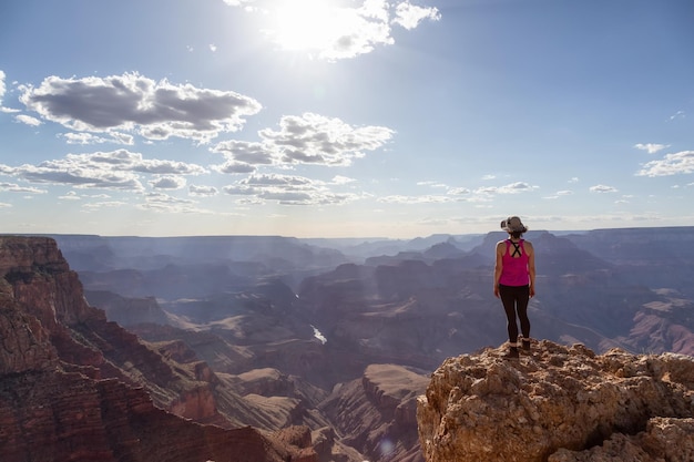 Viajero aventurero de pie en el paisaje americano de las montañas rocosas del desierto