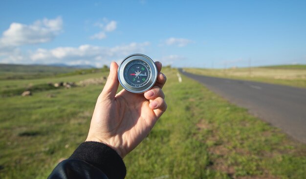 Viajero con brújula en el fondo de la carretera