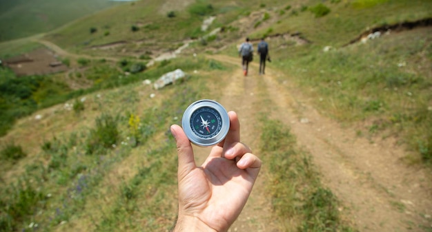 Viajero con brújula en el fondo de la naturaleza