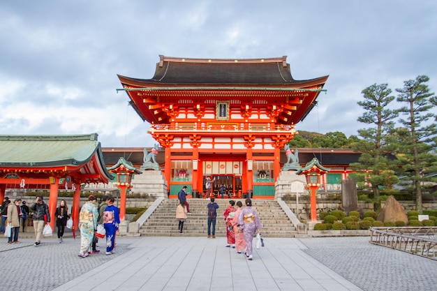 Viajero caminando en el Santuario Fushimi Inari Taisha en Japón