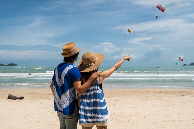 Viajero cariñoso de la pareja que hace selfie en la playa tropical