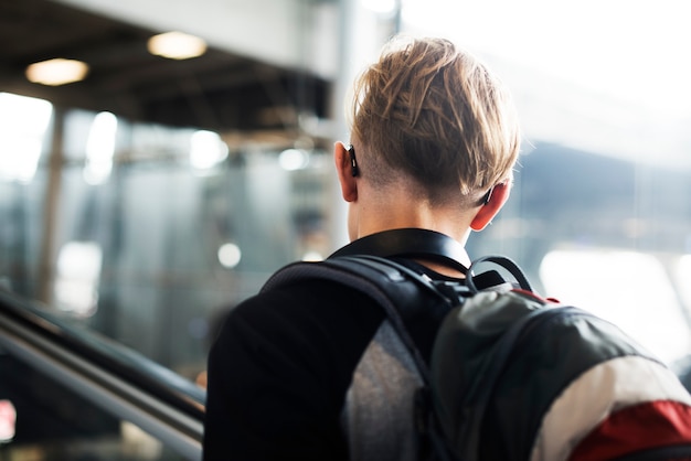 Viajero caucásico joven en el aeropuerto