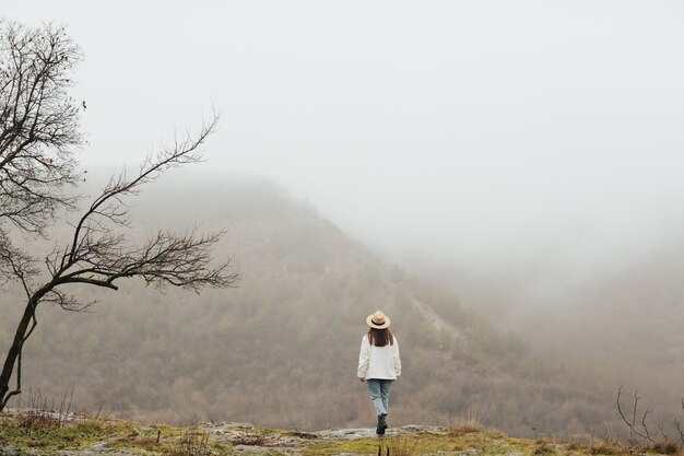 Viajero chica en la cima de las montañas con vistas increíbles. Momento atmosférico.