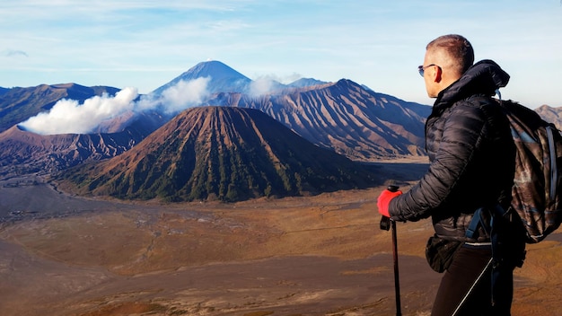 Viajero contra el fantástico amanecer en el volcán Bromo, Indonesia, isla de Java