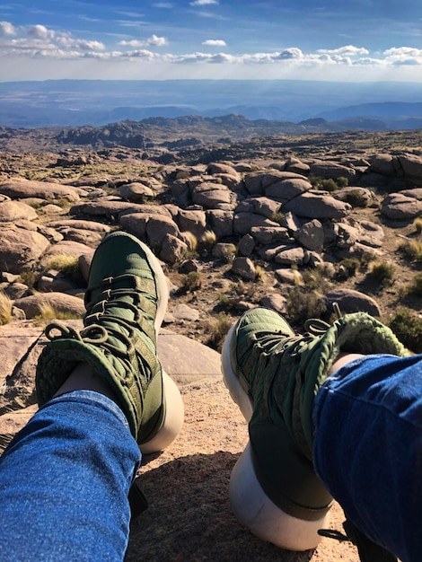 Viajero descansando en una meseta montañosa