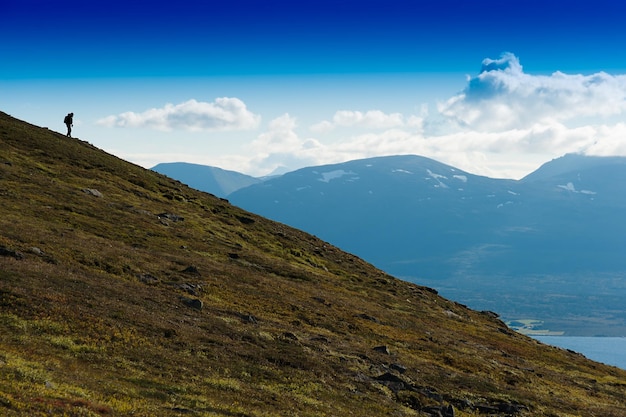 Viajero descendiendo al océano paisaje telón de fondo hd