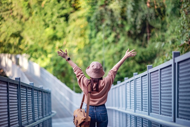 Viajero feliz disfruta del viaje y listo para la aventura.