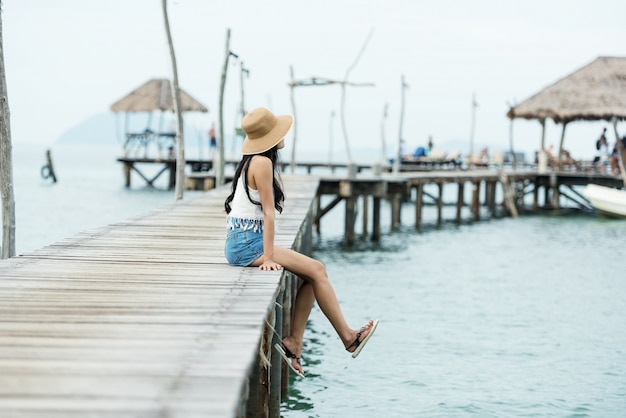 Viajero feliz de la mujer que se relaja en una playa perfecta