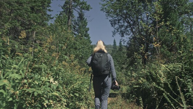 Viajero fotografiando vistas panorámicas en el bosque una mujer caucásica disparando bonita mirada mágica chica tomar