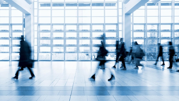 Viajero de gente de negocios caminando en hora punta en un piso