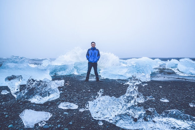 Viajero hombre en Diamond Beach en Islandia.