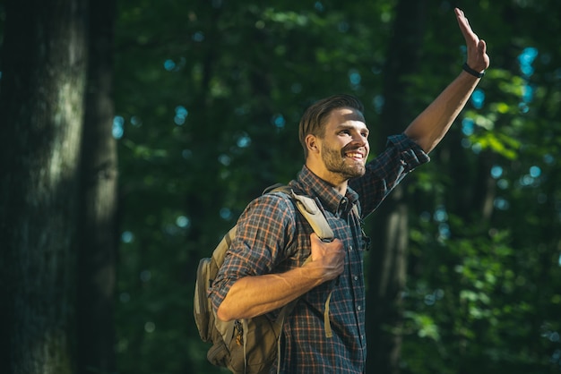 Viajero hombre con mochila senderismo viajes concepto de estilo de vida aventura vacaciones activas de verano