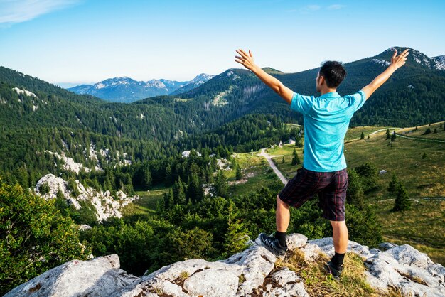 Viajero hombre senderismo a través del paisaje de Croacia.