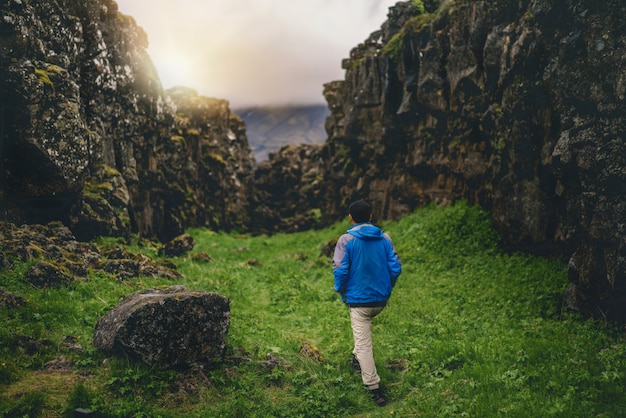 Viajero hombre senderismo a través del paisaje de Islandia.