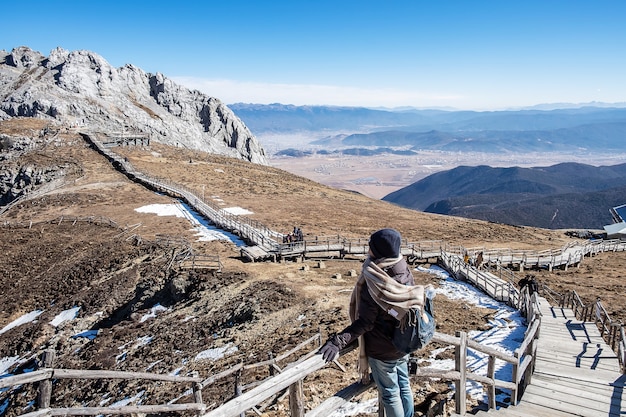 Viajero joven que viaja a Shika Snow Mountain o Blue Moon Valley