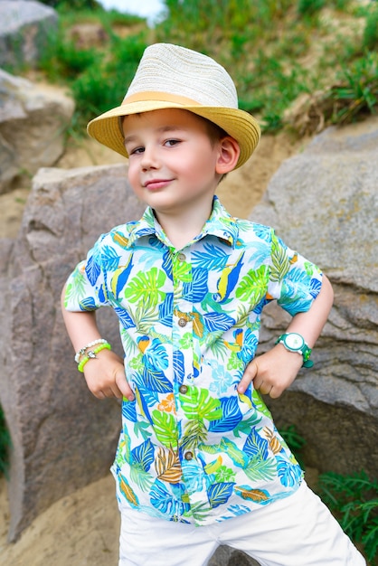 Viajero joven con sombrero sobre fondo de piedra.