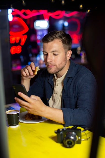 Viajero local masculino con una cámara en un pub