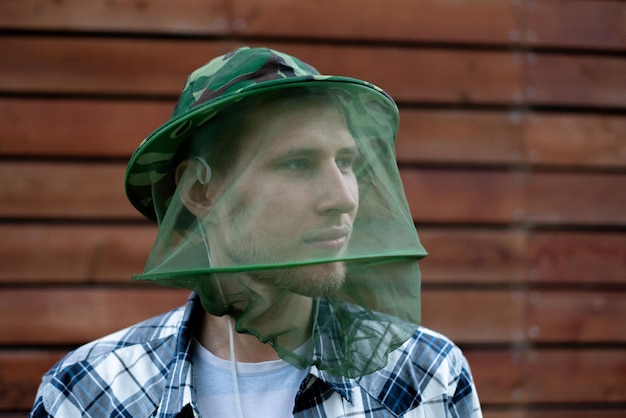 Un viajero con máscara de mosquito para proteger la cara de los insectos.