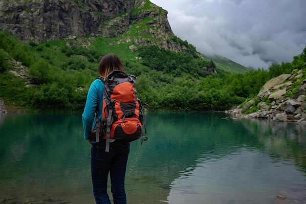 Viajero mira el lago de montaña Concepto de viaje y vida activa