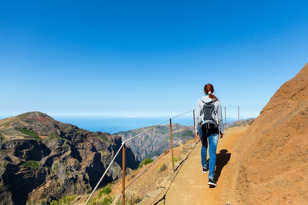 Viajero en las montañas