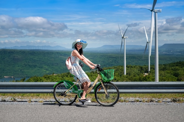 Foto viajero mujer andar en bicicleta y tomar foto vista de la presa