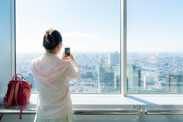 Viajero mujer asiática en la ciudad de Tokio.